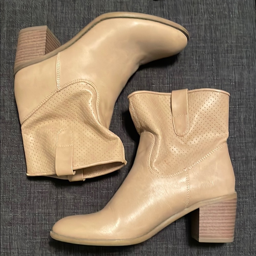 Adorable Tan Cowboy Boots 7.5
